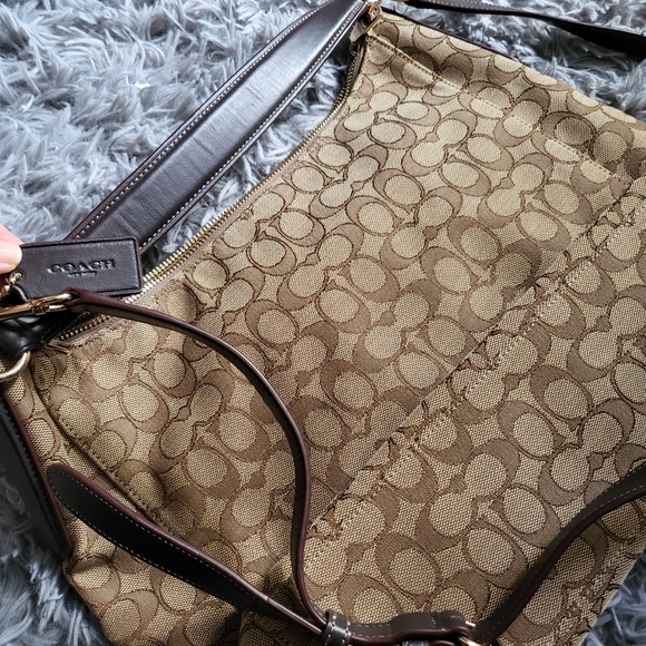 SOLD Coach Large crossbody/shoulder bag - Picture 2 of 6